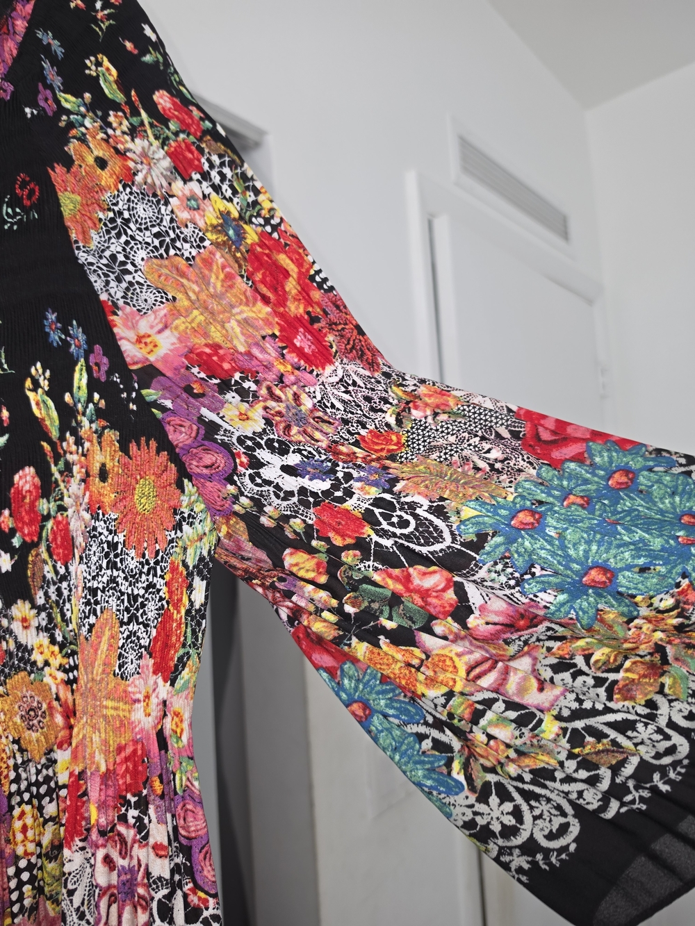 Melissa Paige Black Long-Sleeve Floral V-Neck Tunic Dress - Picture 6 of 9